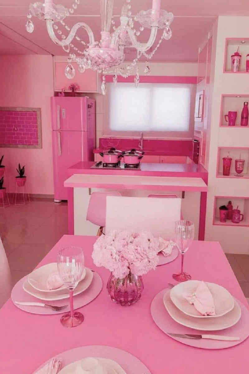 sala da pranzo nella casa rosa di bruna barbie