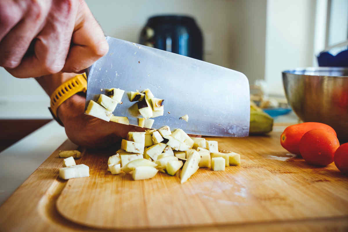 che usa i coltelli da cucina su un tagliere