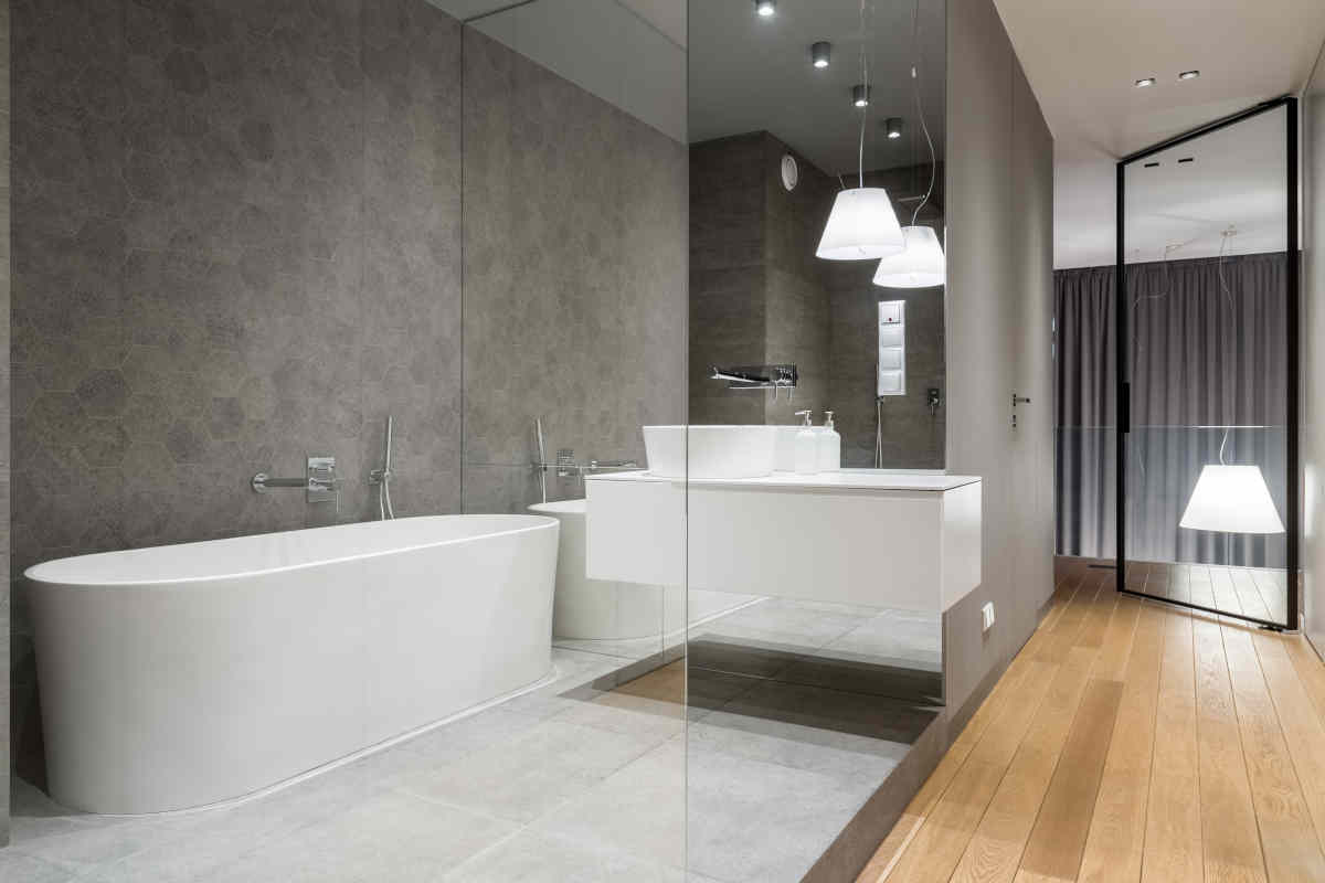 bagno di lusso con parquet e piastrelle a filo