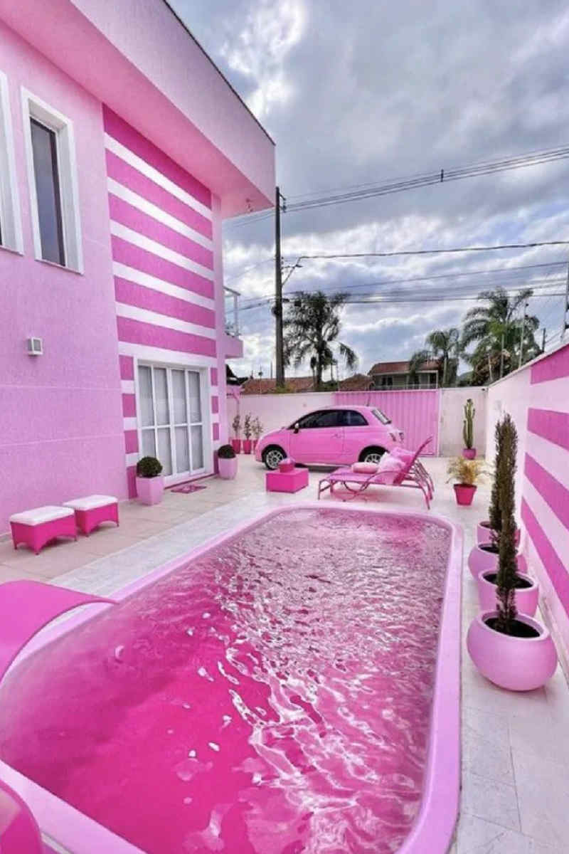 villa con piscina rosa di bruna barbie