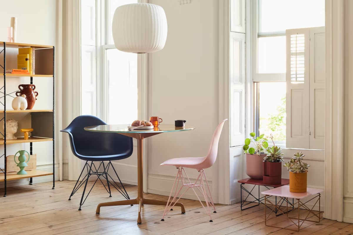 soggiorno con sedie eames herman miller x hay