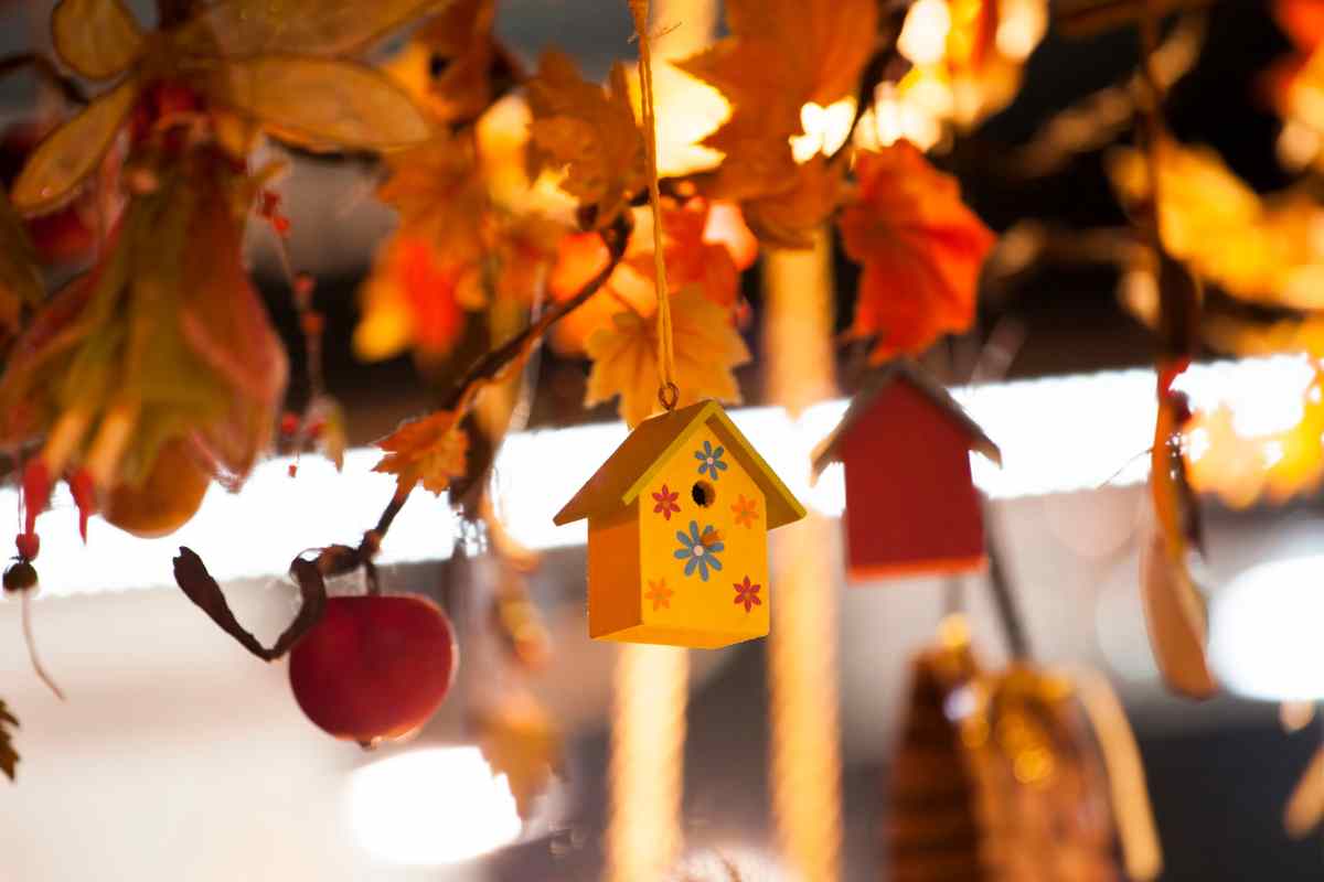 varie decorazioni autunnali per finestre a forma di casa, foglie, frutti