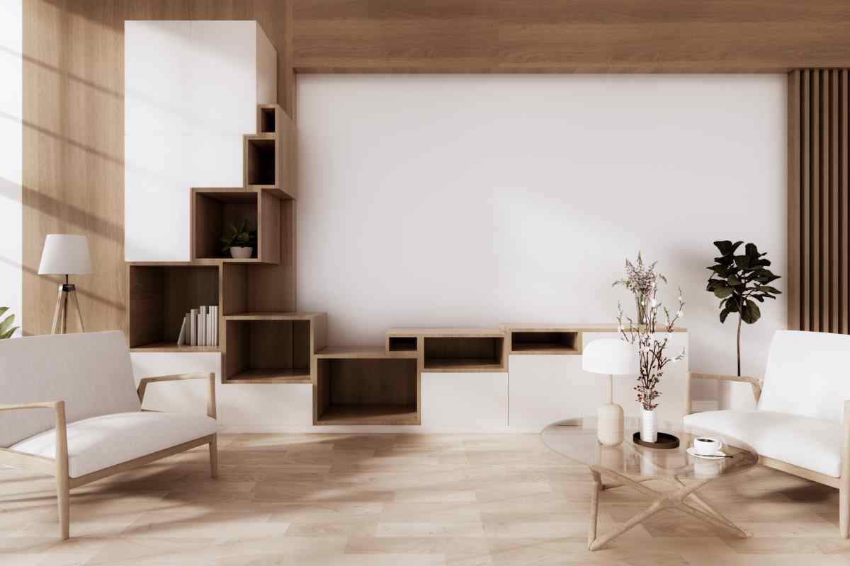 soggiorno con arredi in legno naturale e bianco su parquet chiaro