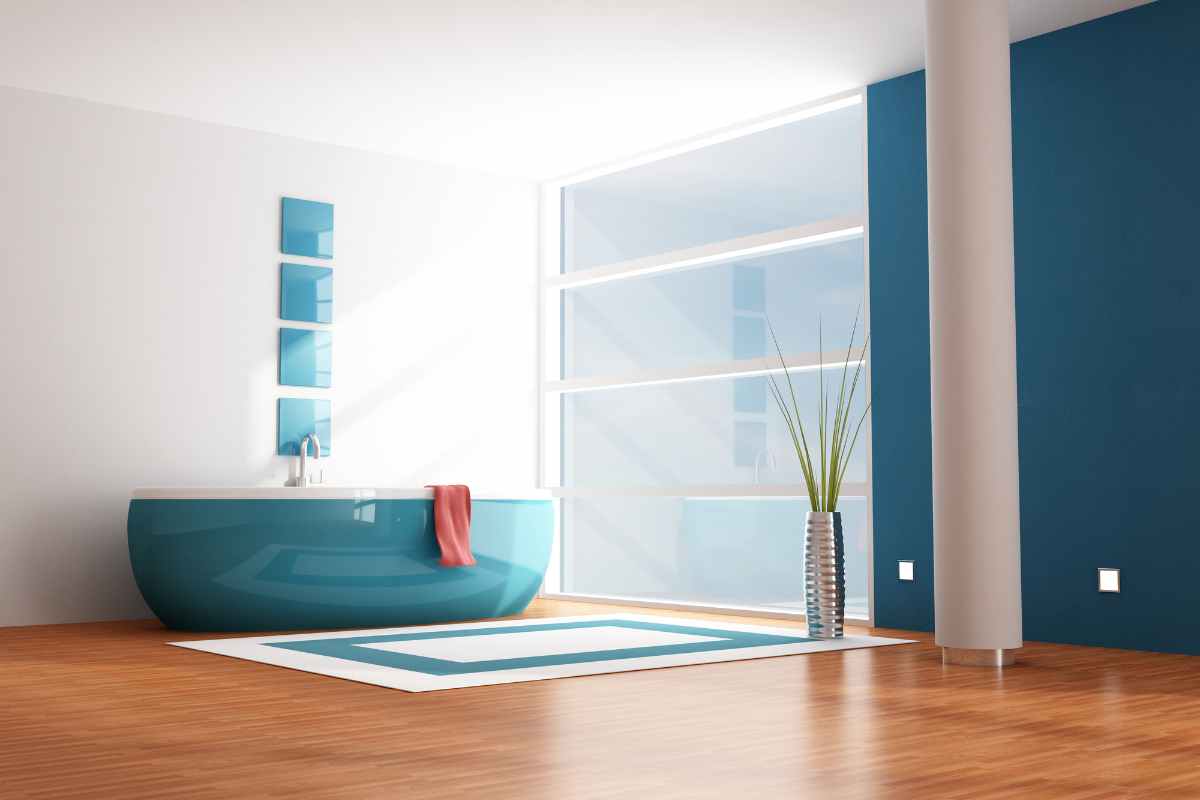 bagno arredato secondo il feng shui con vasca sinuosa e parquet