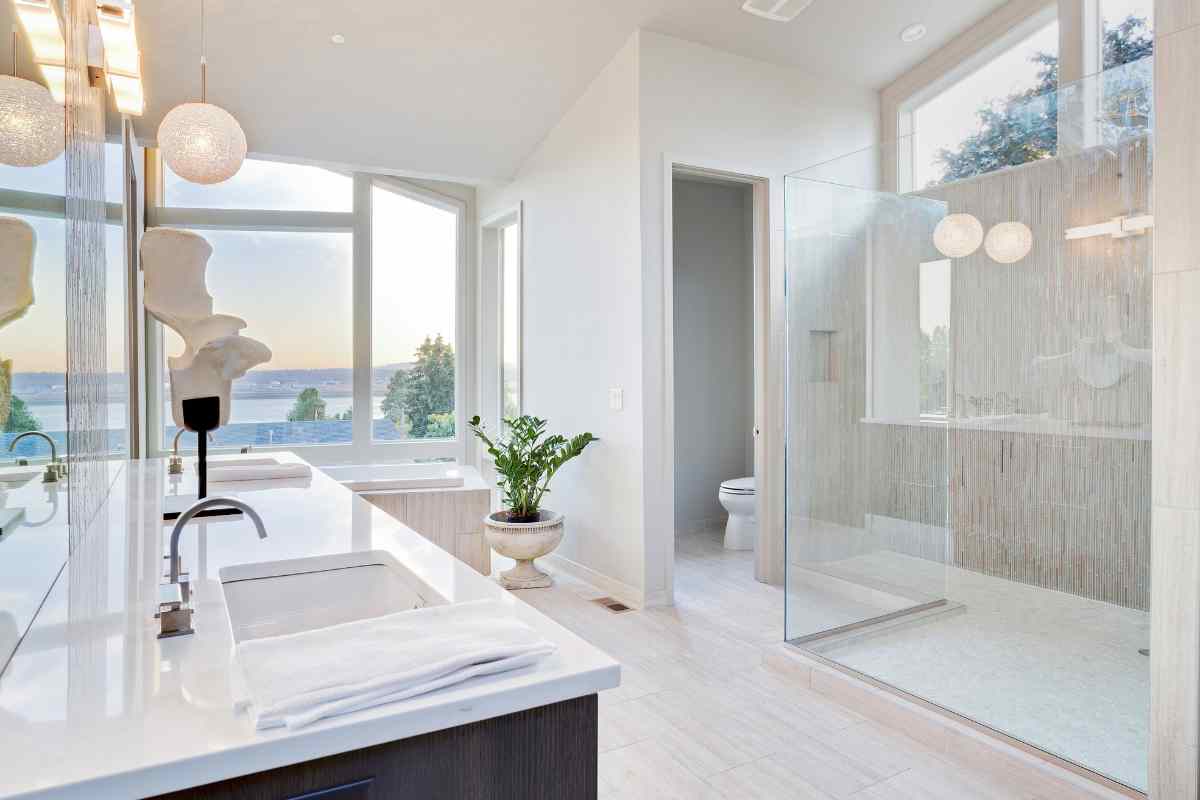 Box doccia di design in un bagno moderno