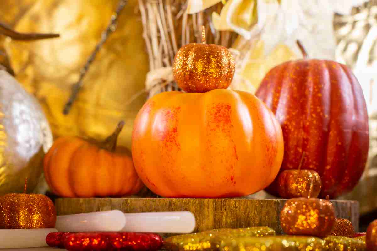 Centro tavola di Halloween con zucca glitterata