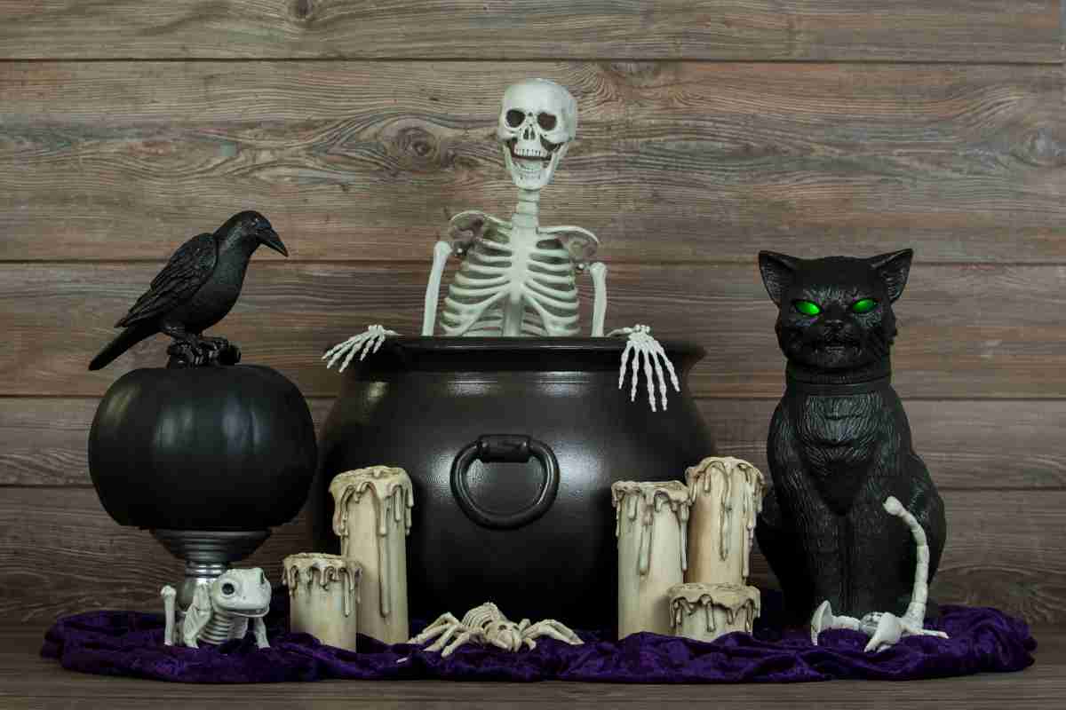 Centro tavola di Halloween con calderone, gatto nero e scheletro