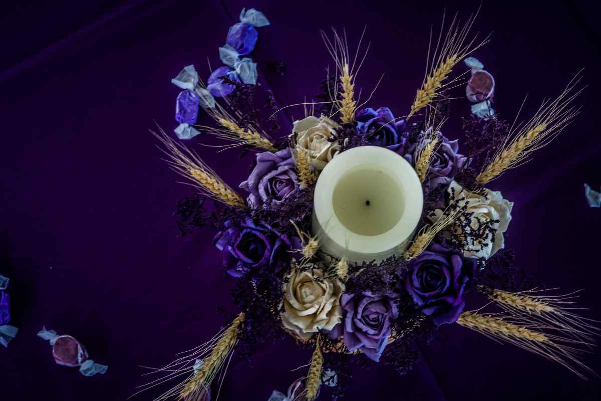 Centro tavola di Halloween con fiori scuri 