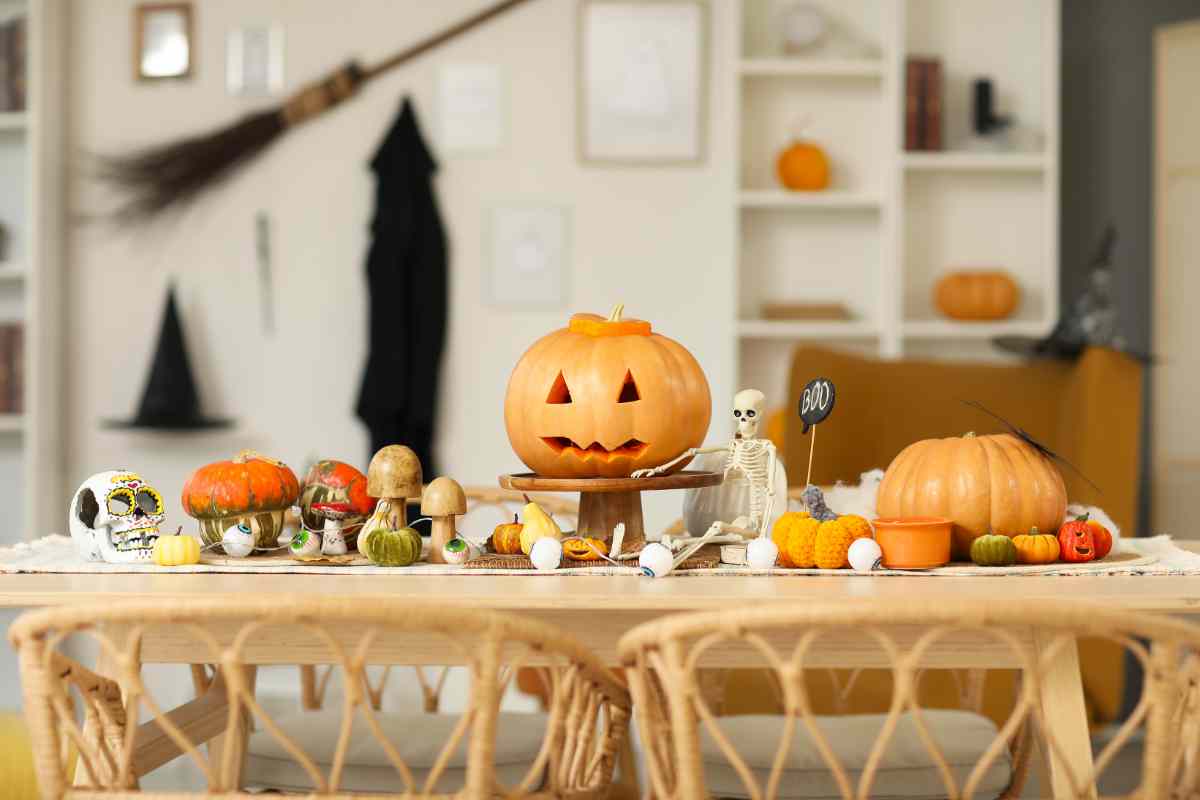centro tavola con zucche, funghetti, teschi e luci per Halloween