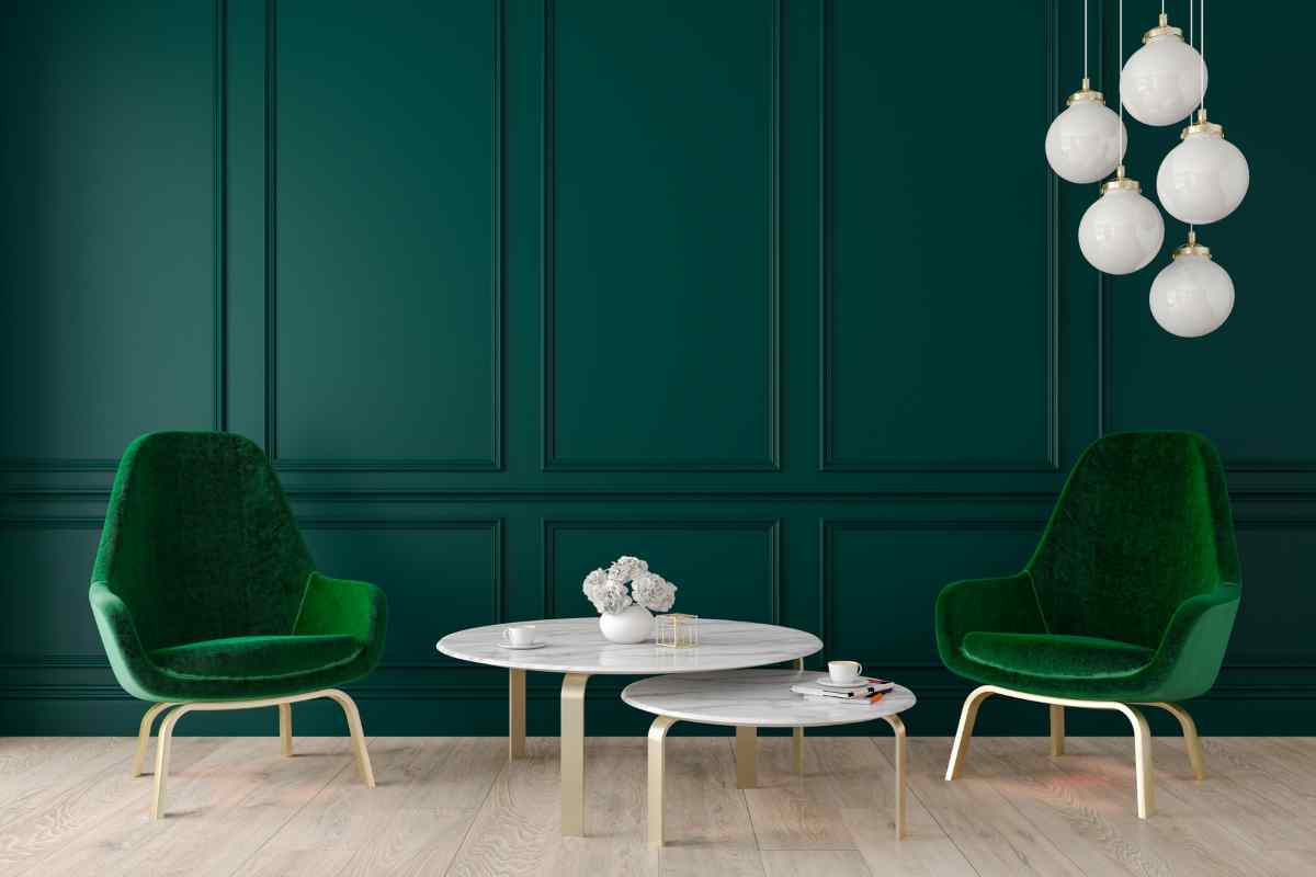 soggiorno con parete colore verde e parquet chiaro