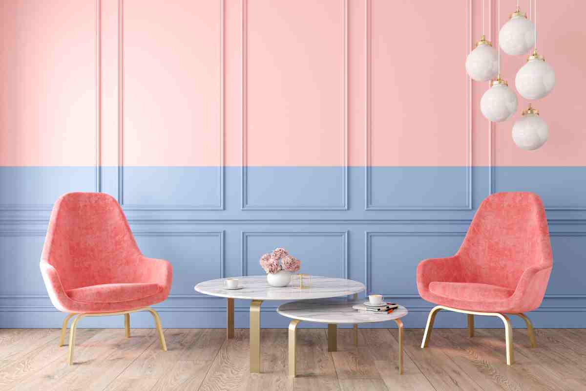 parquet chiaro e parete rosa e azzurro