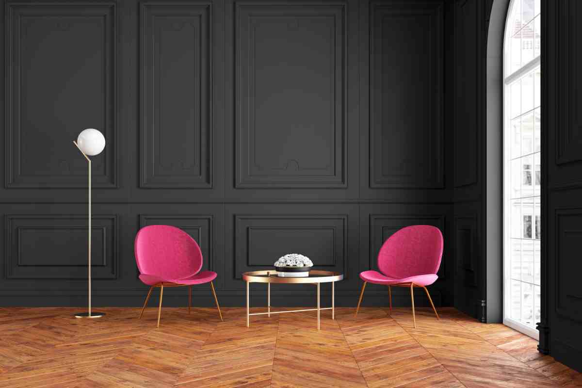 soggiorno con parquet rosso e pareti nere