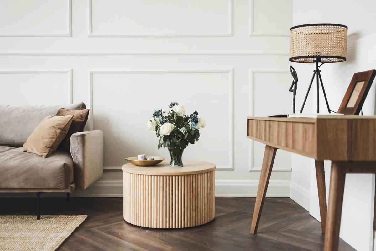 soggiorno con pareti chiare e parquet scuro