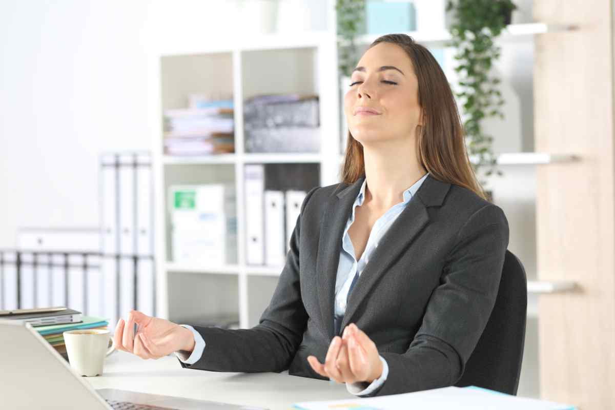 donna di rilassa in ufficio seduta alla scrivania