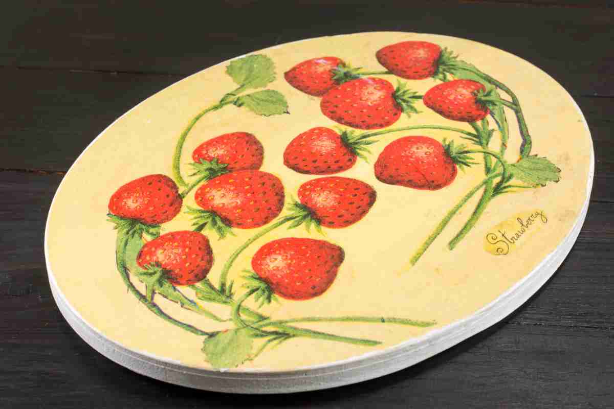 superficie decorata con decoupage raffigurante fragole