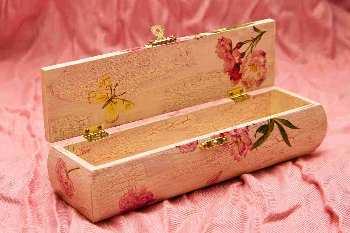 Decoupage effetto craquelé su una scatola di legno