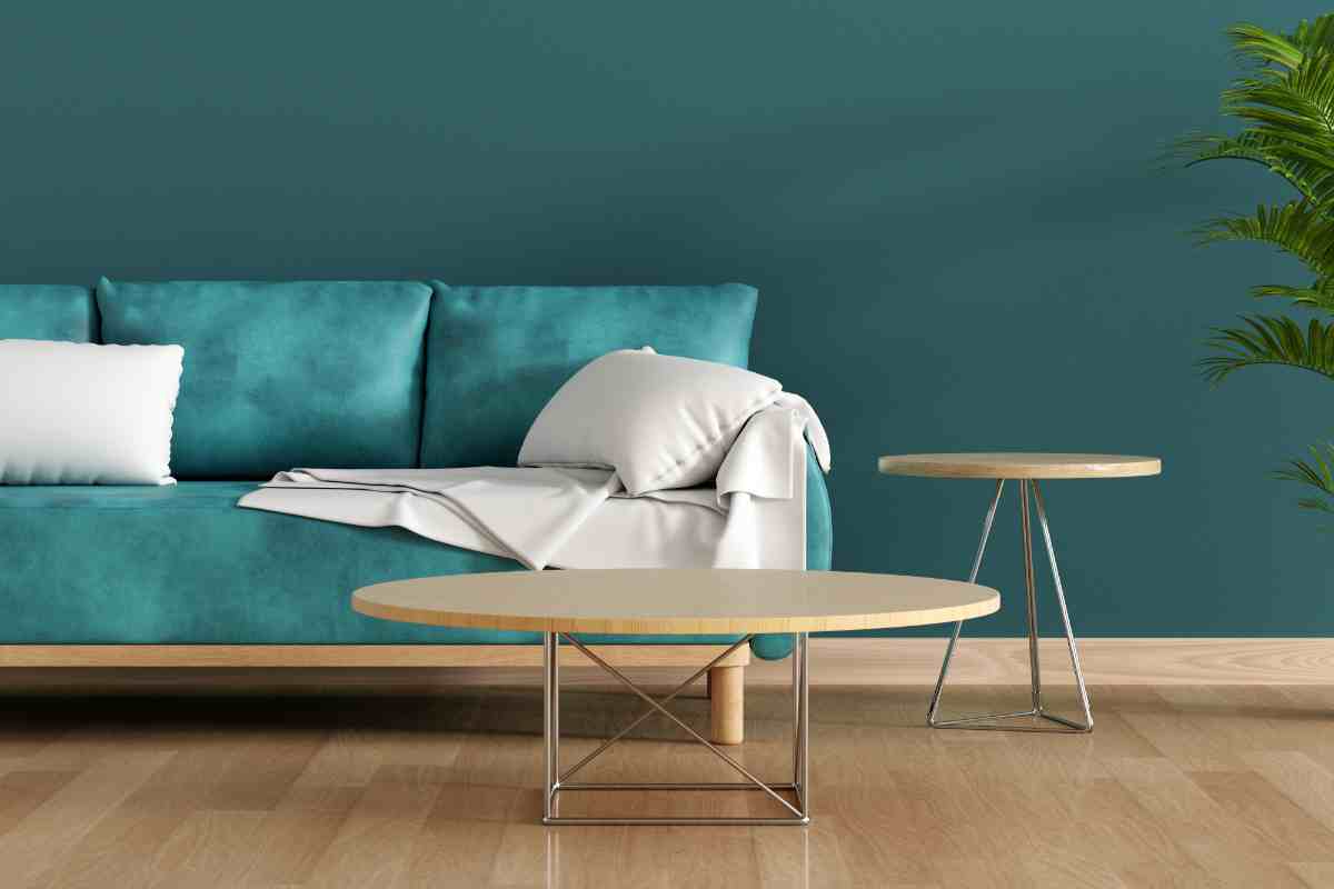 soggiorno Feng Shui con colori nelle tonalità del blu alle pareti e divano azzurro con davanti un tavolino rotondo