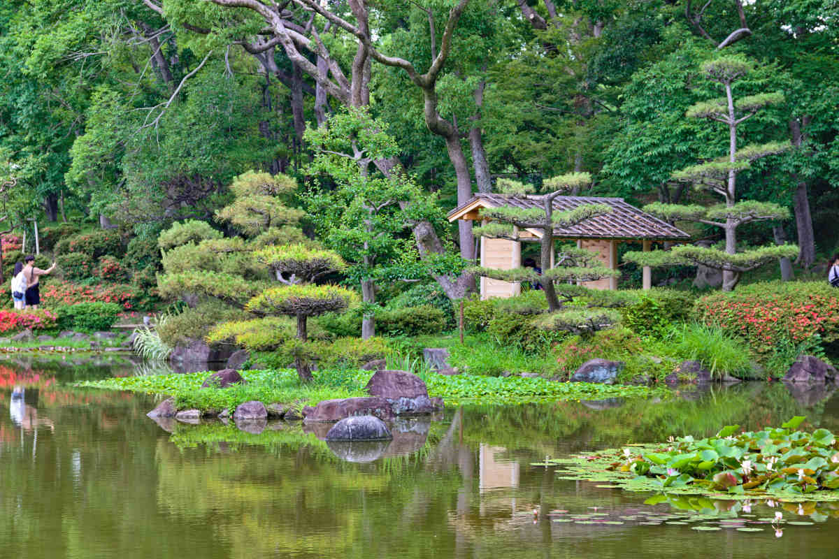 lago presso il Keitakuen Garden a Osaka tra i parchi e giardini di design più belli