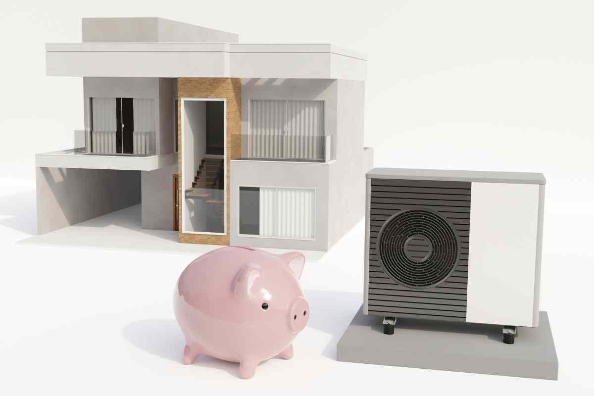 modellino di casa, pompa di calore e salvadanaio