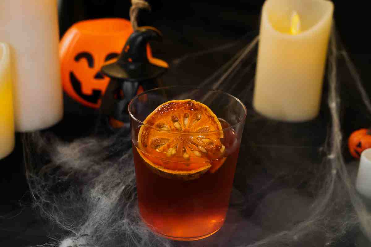 tavola apparecchiata con ragnatele per halloween