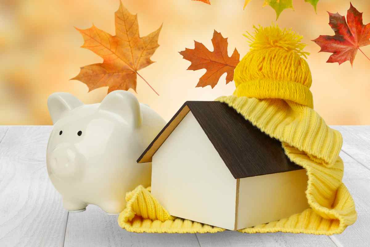 salvadanaio e modellino di casa con coperta e cappello simbolo dei riscaldamenti alternativi al gas e quale conviene