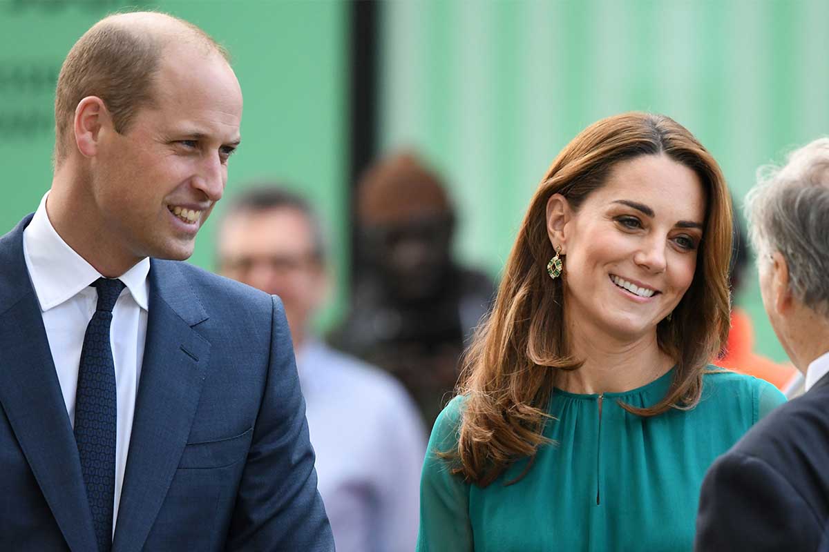 Il principe William e la moglie Kate Middleton tra la folla