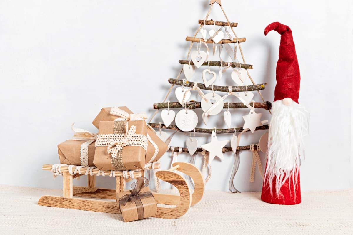 albero di Natale moderno in legno con slitta e babbo natale