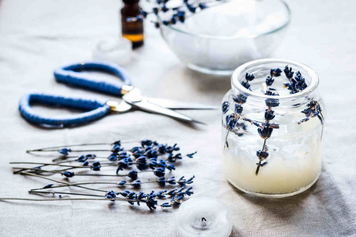 barattoli e cera liquida per candele fai da te