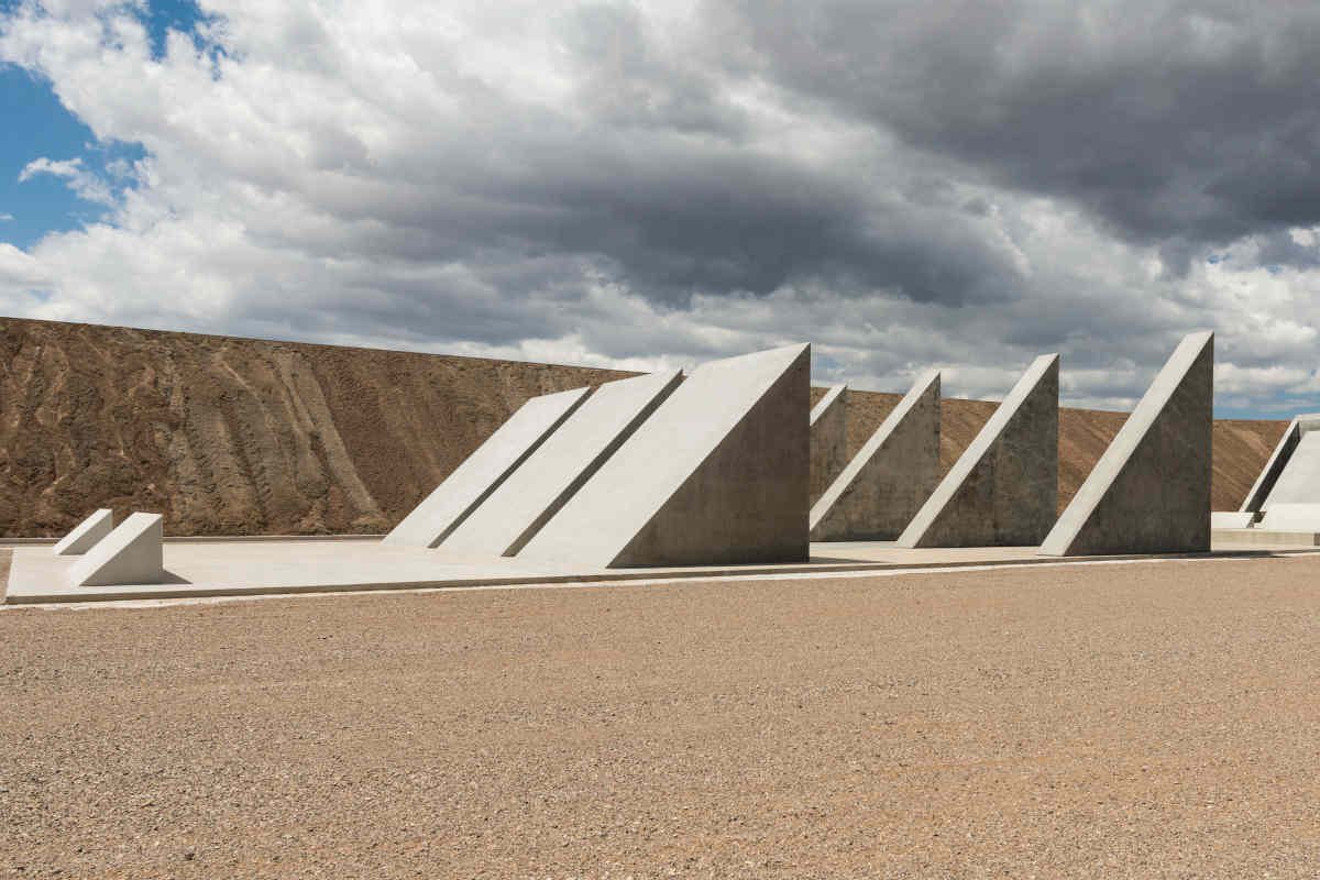 una delle sculture di City di Michael Heizer