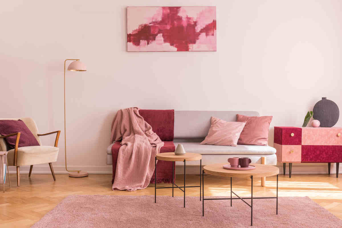 soggiorno arredato con colori rosso scarlatto bordeaux per tendenze autunno
