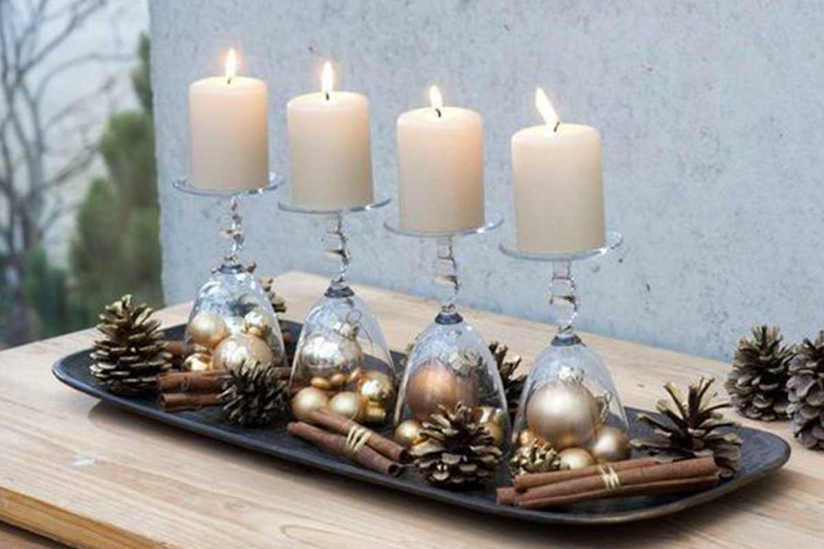 composizione con candele calici e decori di natale