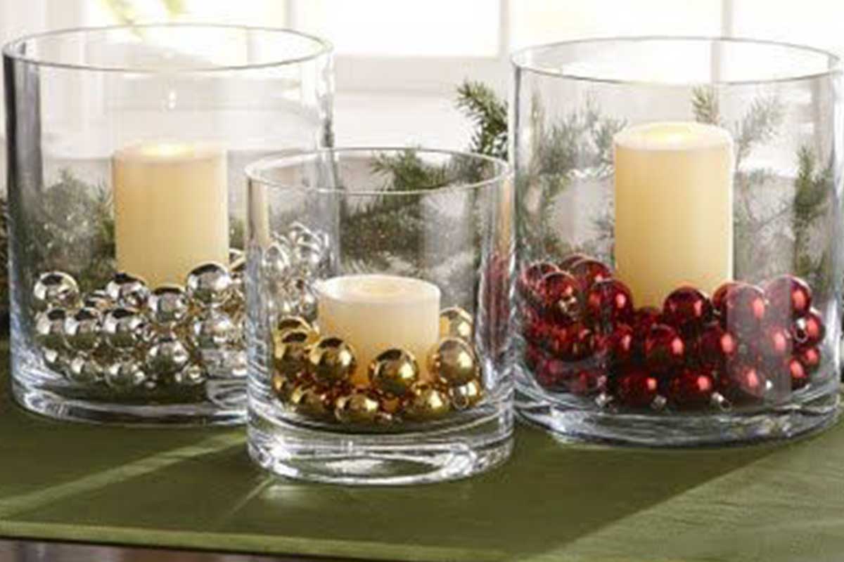 composizione natale con palline e vaso vetro