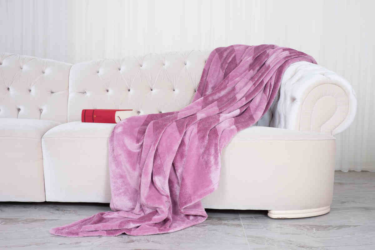 divano con copertine in velluto rosa