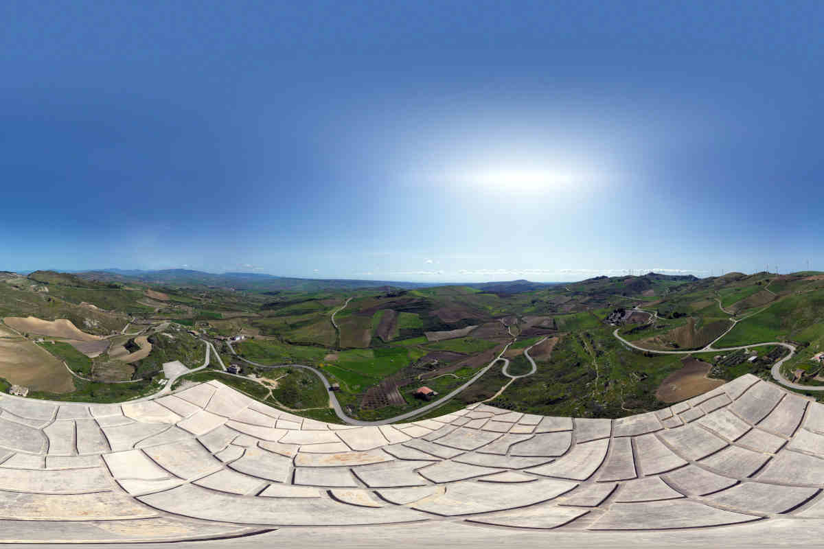 Veduta aerea del Cretto di Burri, land art nella Valle del Belice in Sicilia