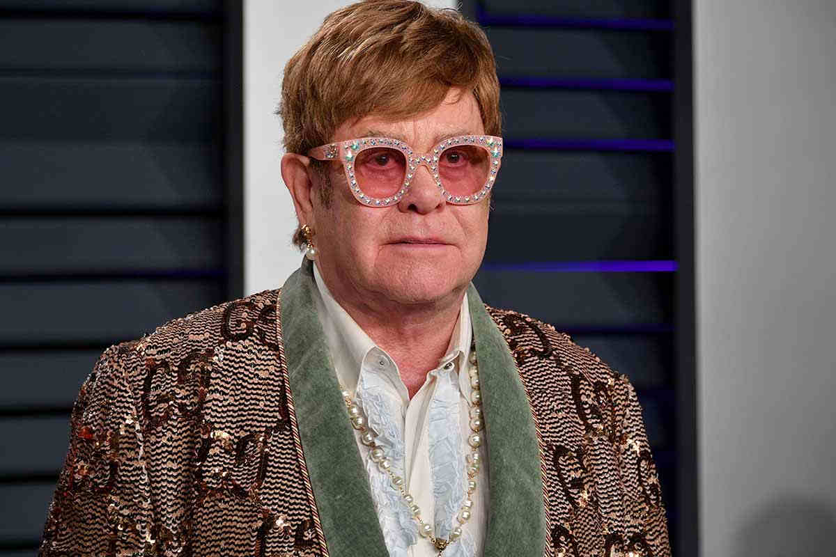 elton john con occhiali e collana di perle