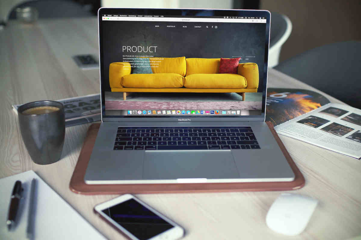 laptop aperto per comprare in negozi di arredamento online