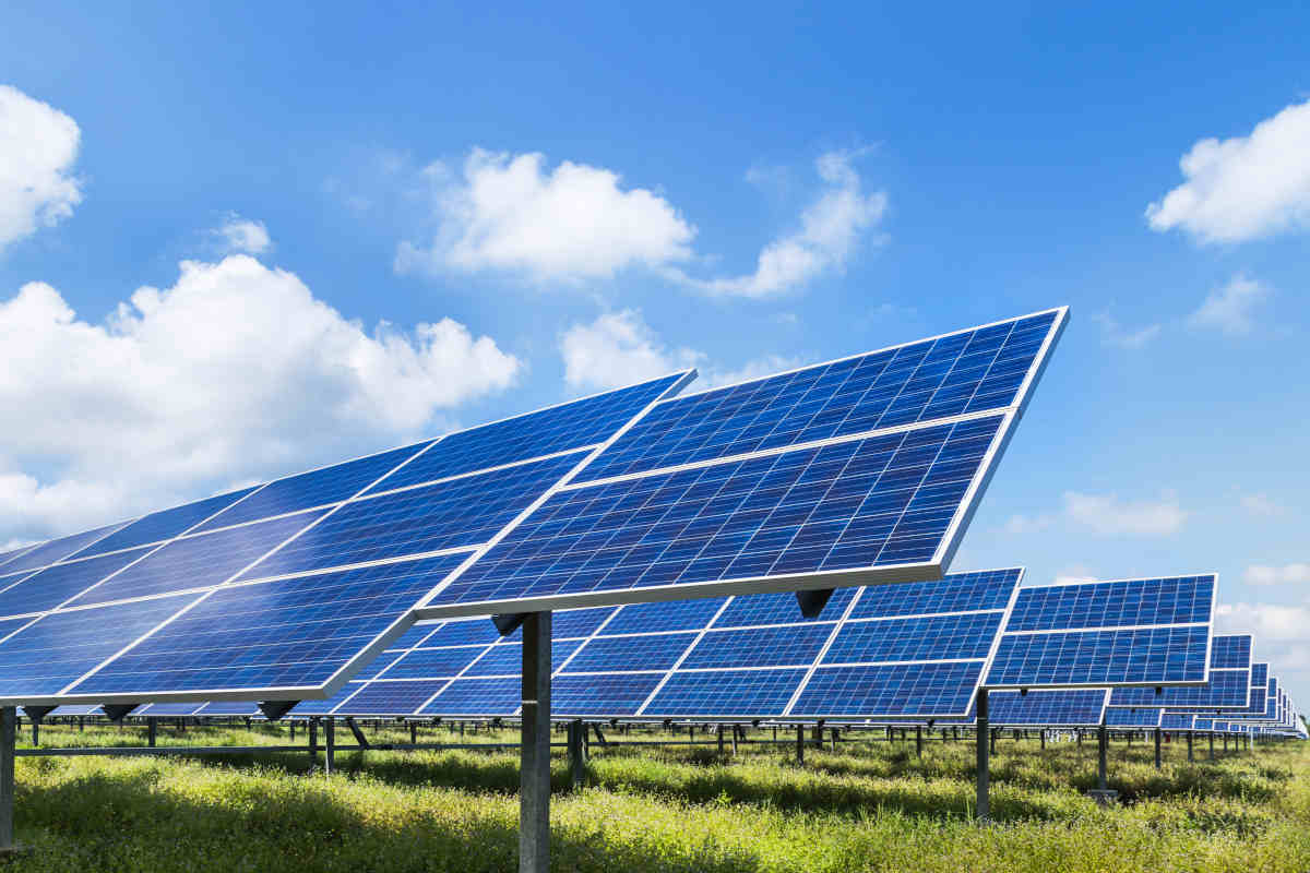 campo agricolo con pannelli fotovoltaici