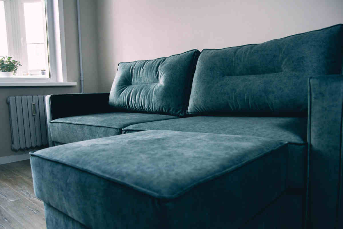 angolo salotto con divano e pouf letto