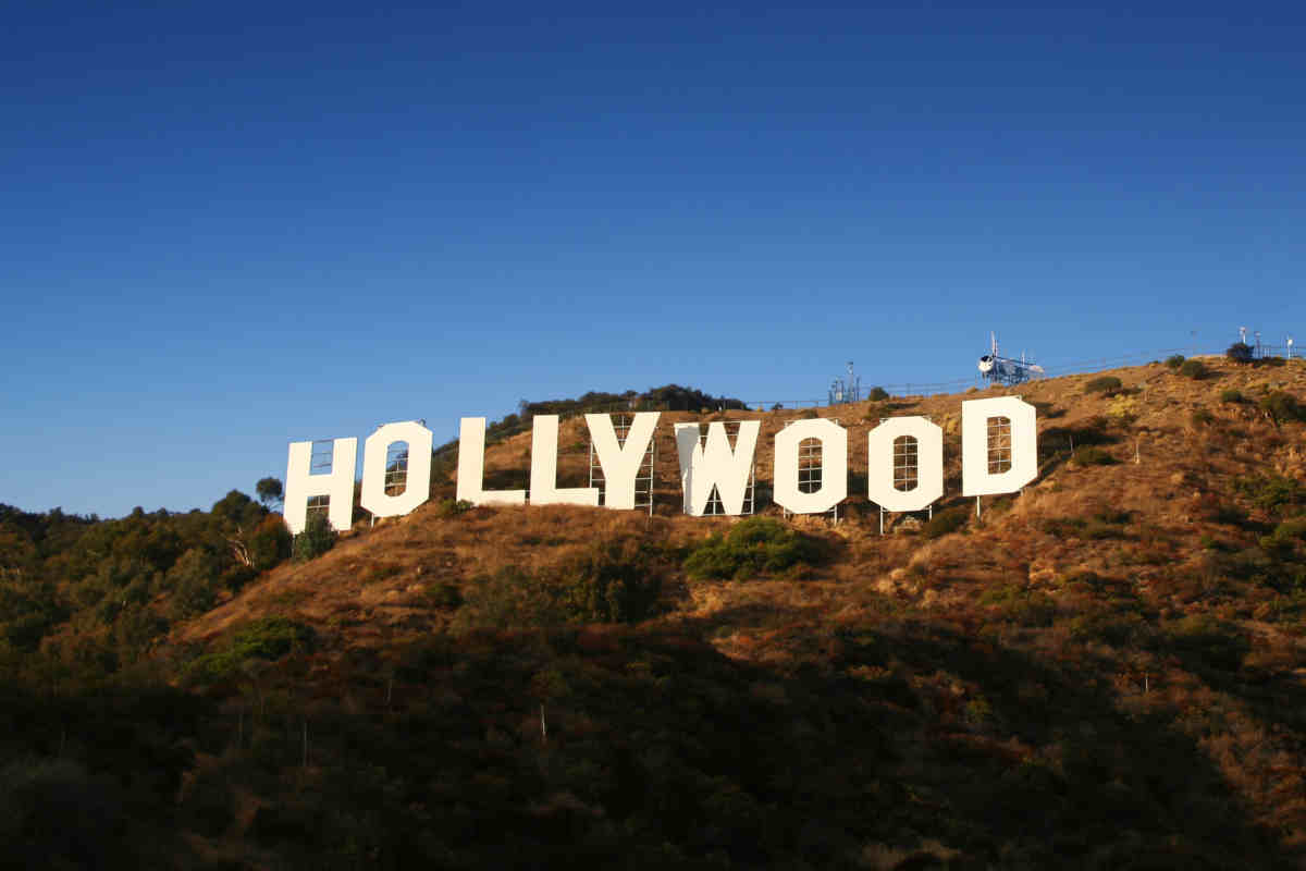la mitica insegna di Hollywood sulle montagne