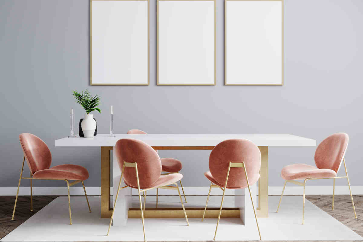 tavolo da pranzo in soggiorno con sedie color salmone