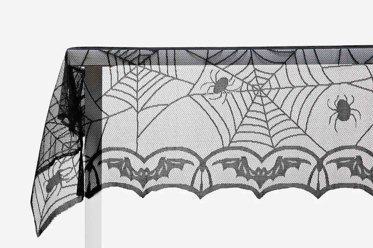 tavolo bianco con tovaglia nera con disegni di pipistrelli