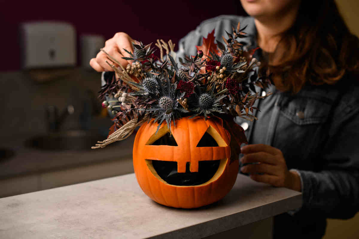 vaso con fiori fatto con la zucca di Halloween