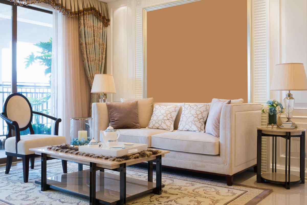 soggiorno con parete color ecru e divano tortora