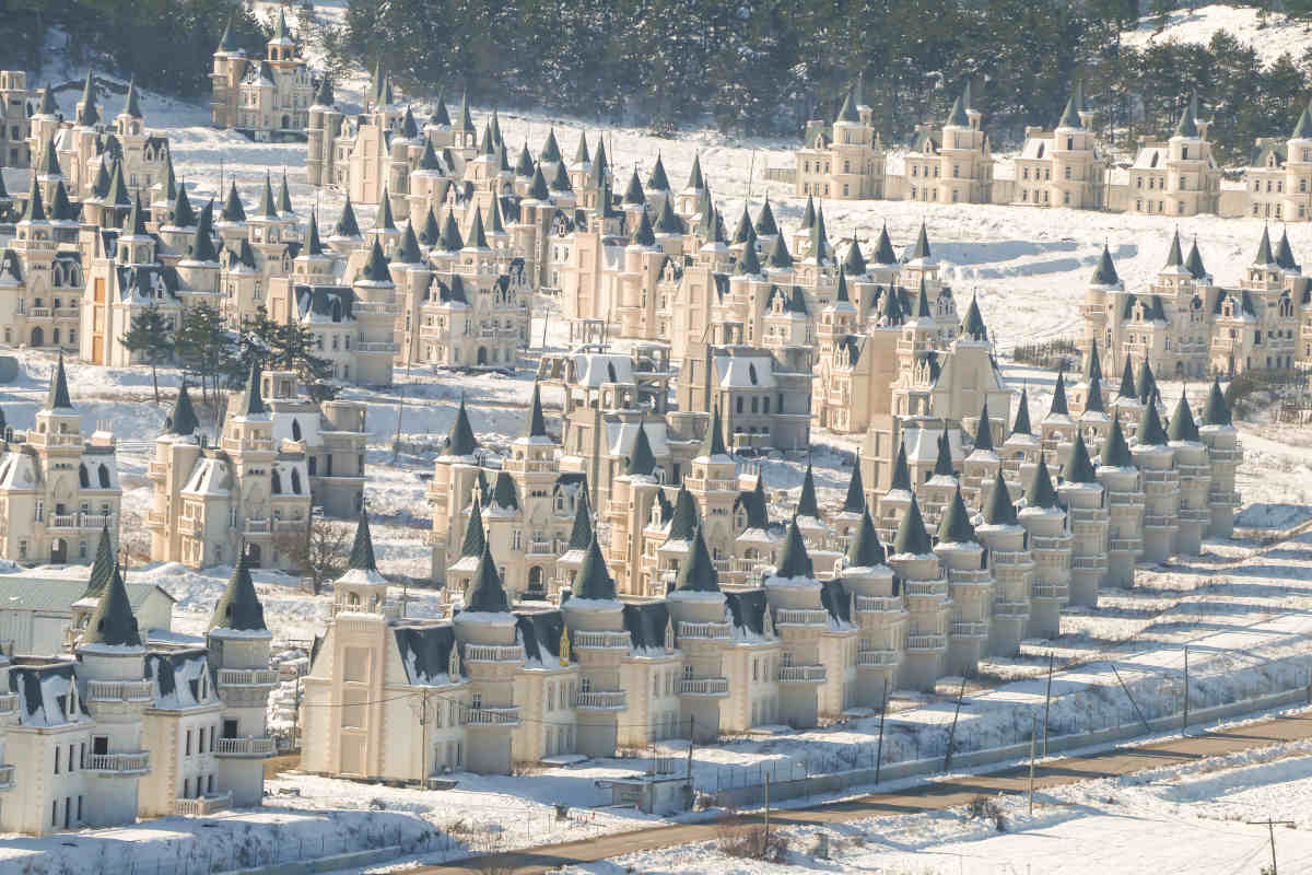 L’incredibile storia del complesso con 700 castelli disabitati