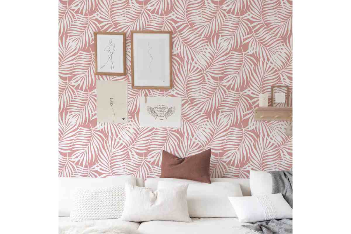 muro del soggiorno con carta stampa tropicale