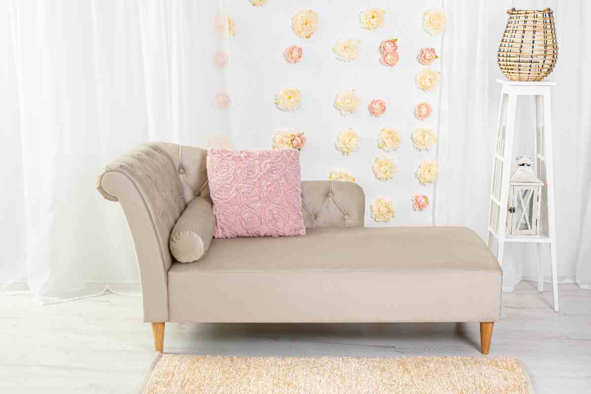 divano chaise longue beige con cuscino rosa
