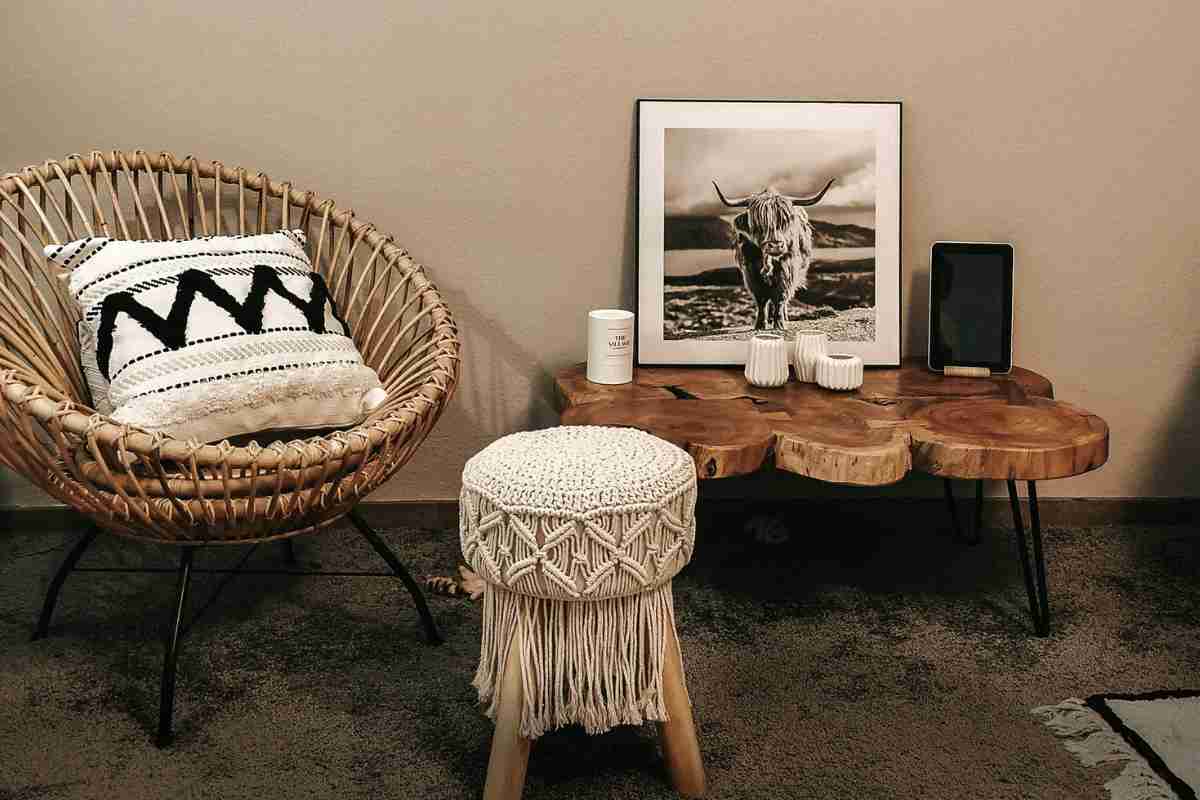 Parete ecru in soggiorno stile Earthy Boho