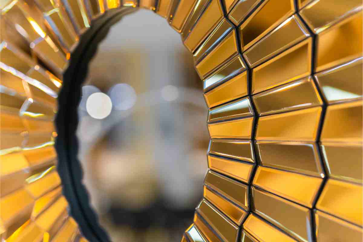 Specchio dorato stile anni '20 in camera da letto