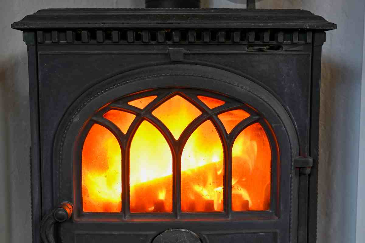 stanza con stufa in ghisa ad alta efficienza energetica