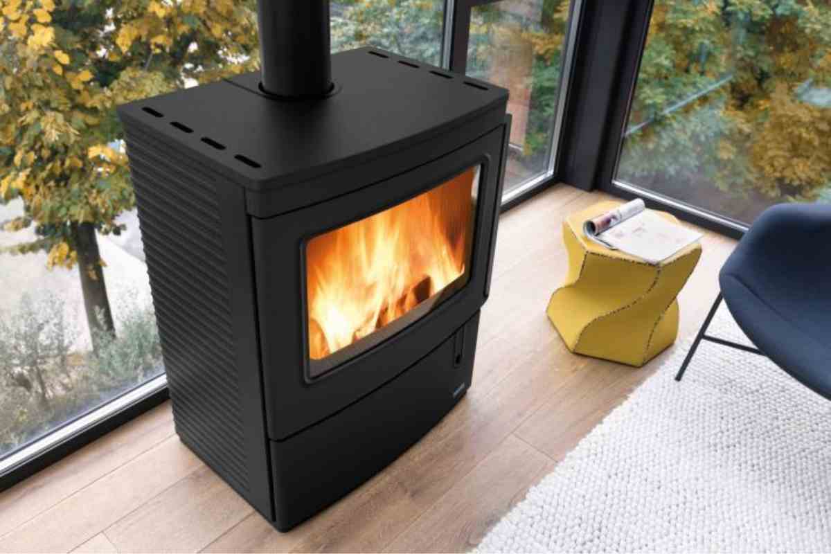 interno con stufa in ghisa Nicole Palazzetti vista dall'alto